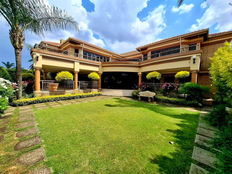 Grand Elegance and Effortless Entertaining - A Masterpiece of Luxury Living in Aerorand - Photo 1