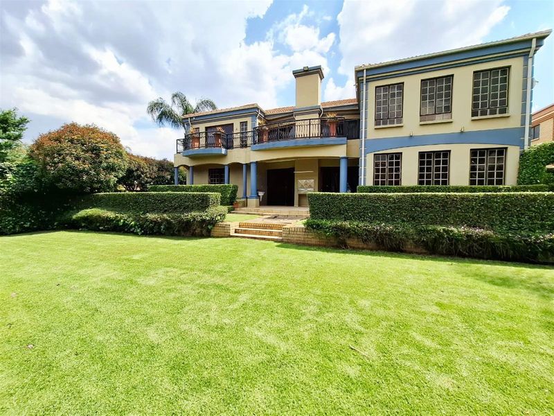 A Symphony of Luxury and Sophistication - Exquisite Family Residence with Wine Cellar and Flatlet - Photo 4