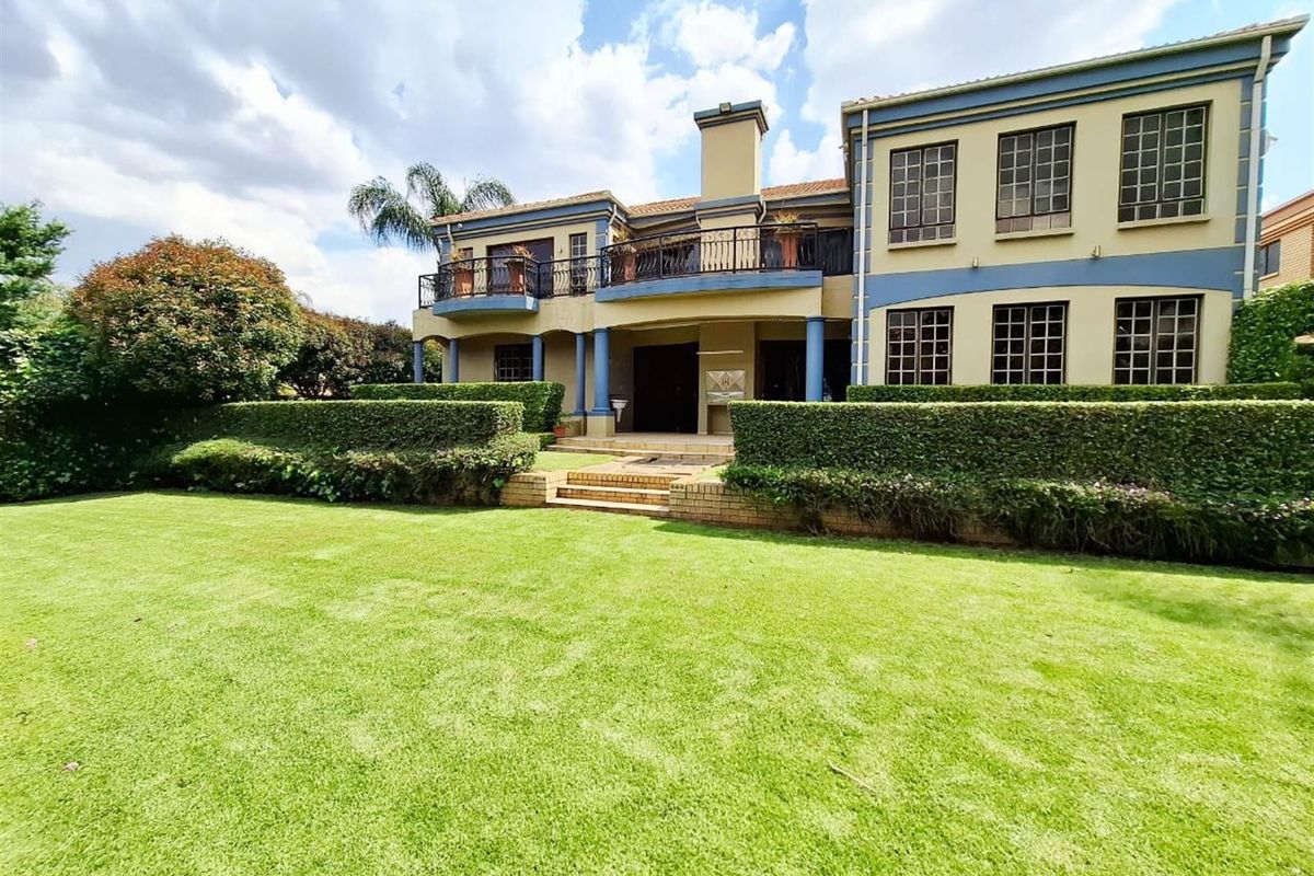 A Symphony of Luxury and Sophistication - Exquisite Family Residence with Wine Cellar and Flatlet - Photo 4