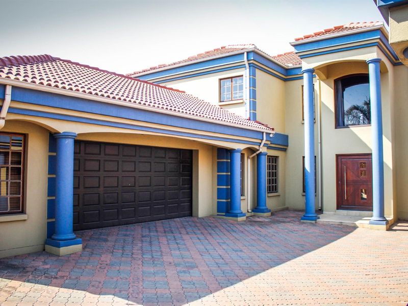 A Symphony of Luxury and Sophistication - Exquisite Family Residence with Wine Cellar and Flatlet - Photo 2