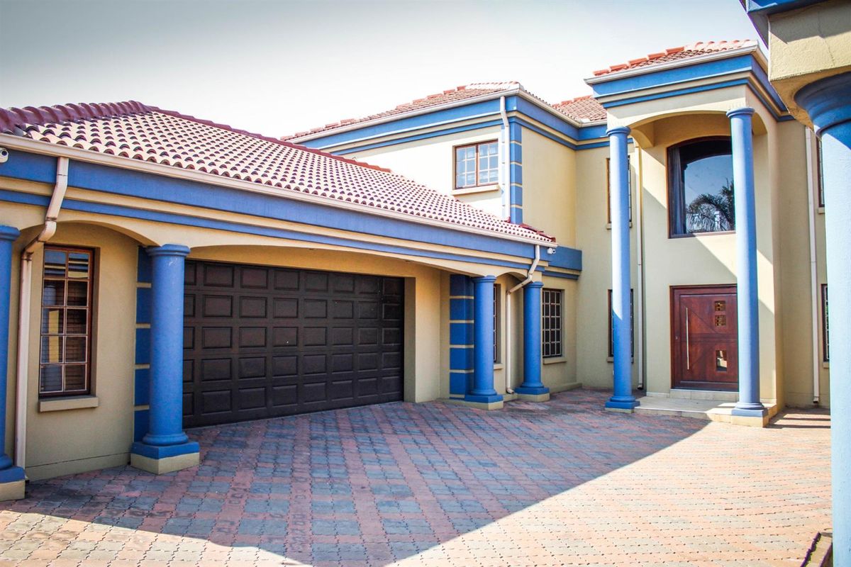 A Symphony of Luxury and Sophistication - Exquisite Family Residence with Wine Cellar and Flatlet - Photo 2