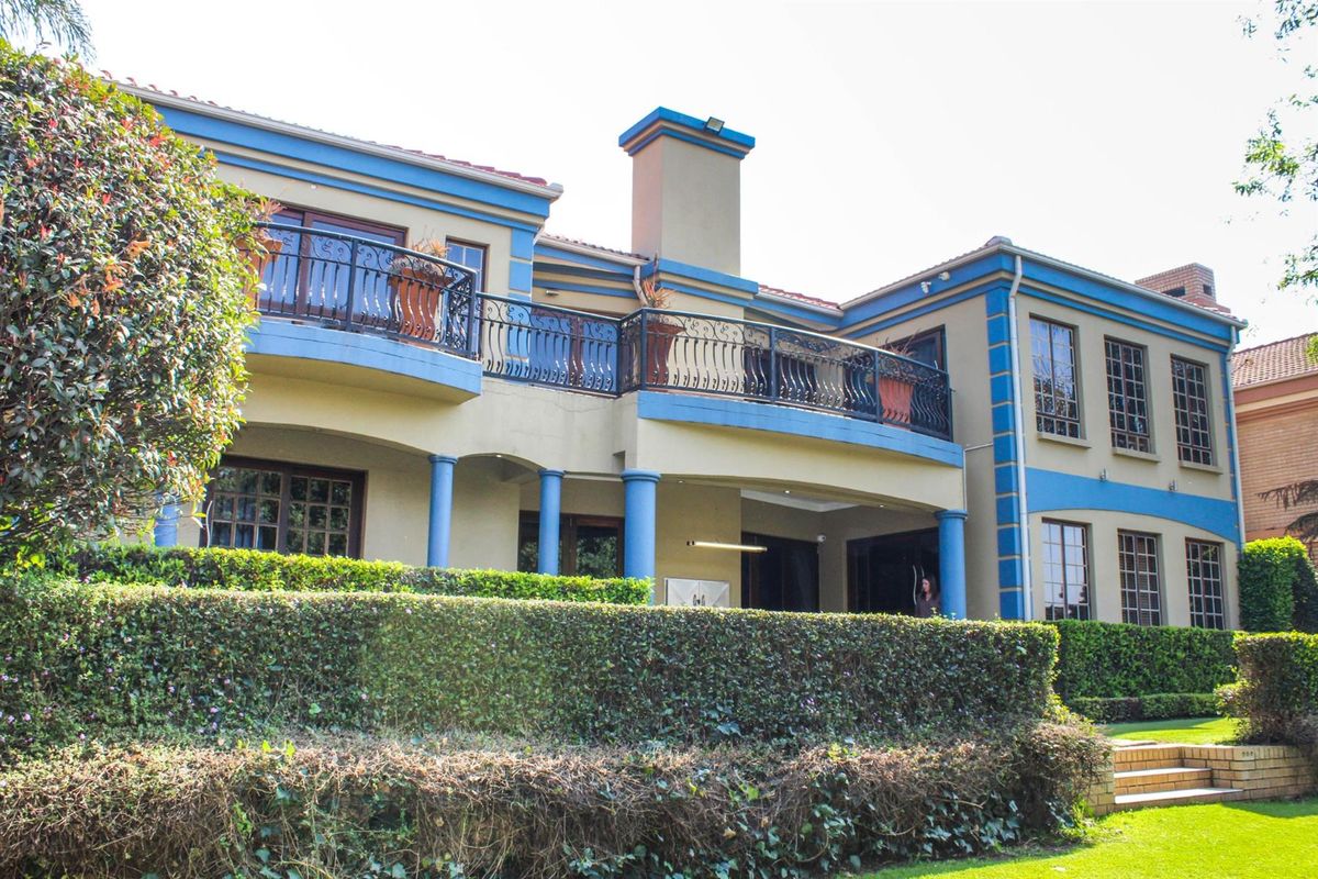 A Symphony of Luxury and Sophistication - Exquisite Family Residence with Wine Cellar and Flatlet - Photo 5