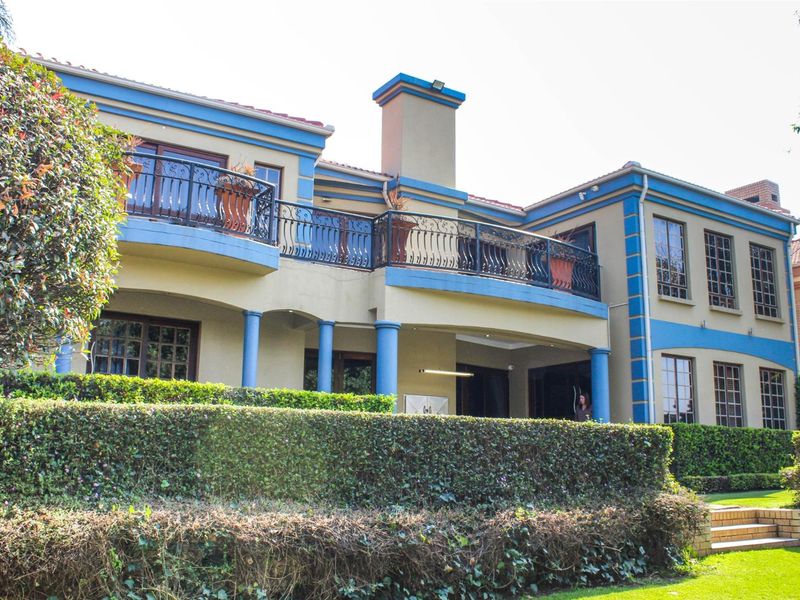 A Symphony of Luxury and Sophistication - Exquisite Family Residence with Wine Cellar and Flatlet - Photo 5