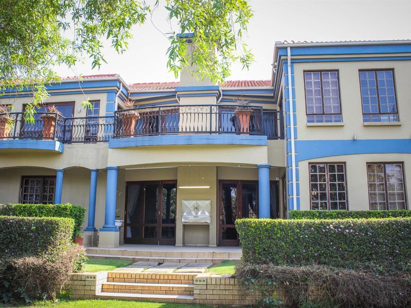 A Symphony of Luxury and Sophistication - Exquisite Family Residence with Wine Cellar and Flatlet - Photo 3