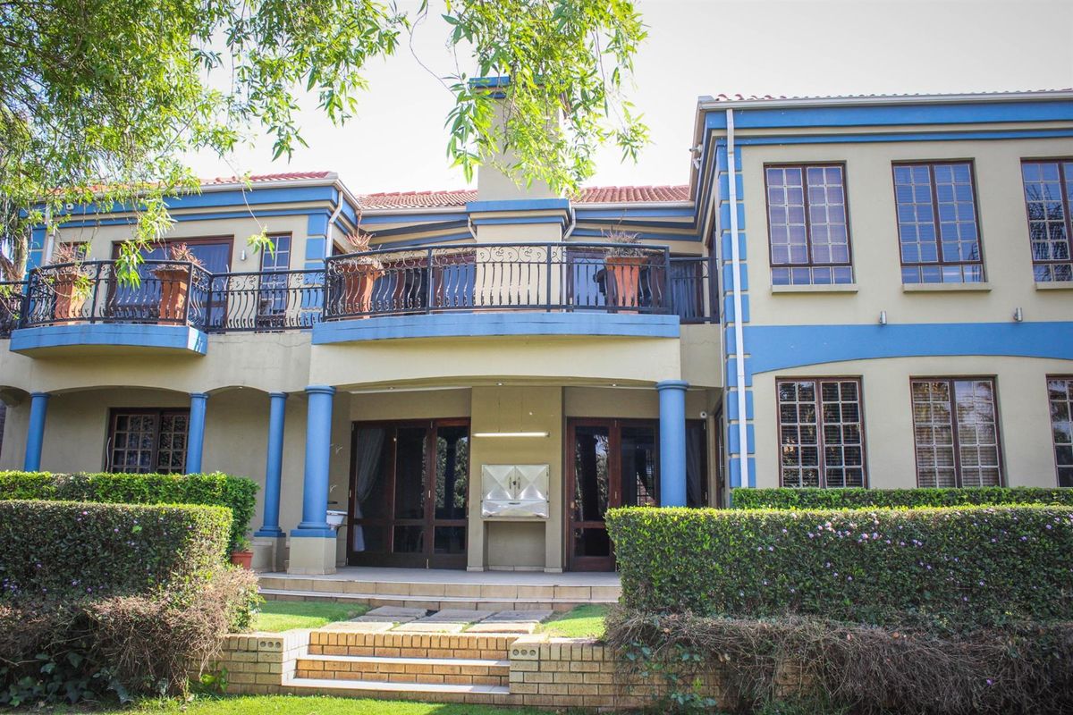 A Symphony of Luxury and Sophistication - Exquisite Family Residence with Wine Cellar and Flatlet - Photo 3