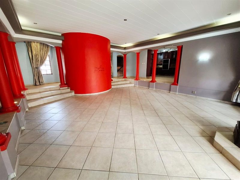 A Symphony of Luxury and Sophistication - Exquisite Family Residence with Wine Cellar and Flatlet - Photo 8