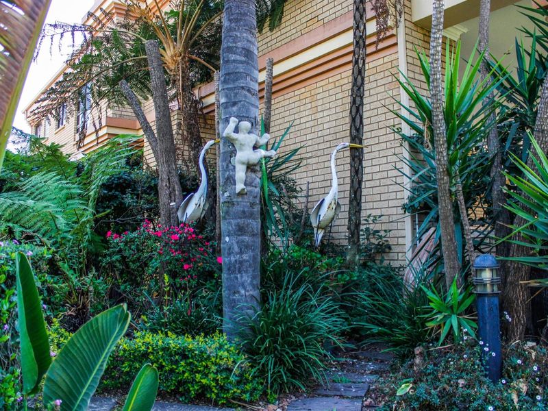 A Symphony of Luxury and Sophistication - Exquisite Family Residence with Wine Cellar and Flatlet - Photo 7