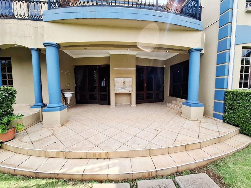 A Symphony of Luxury and Sophistication - Exquisite Family Residence with Wine Cellar and Flatlet - Photo 6