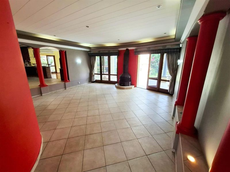 A Symphony of Luxury and Sophistication - Exquisite Family Residence with Wine Cellar and Flatlet - Photo 9