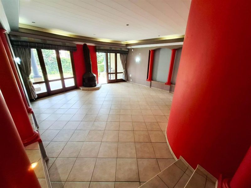 A Symphony of Luxury and Sophistication - Exquisite Family Residence with Wine Cellar and Flatlet - Photo 10