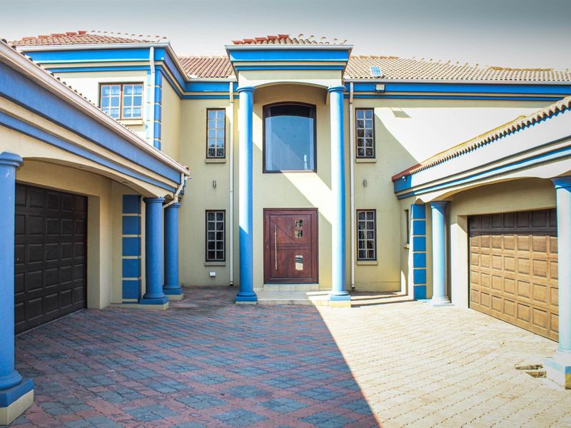 A Symphony of Luxury and Sophistication - Exquisite Family Residence with Wine Cellar and Flatlet - Photo 1