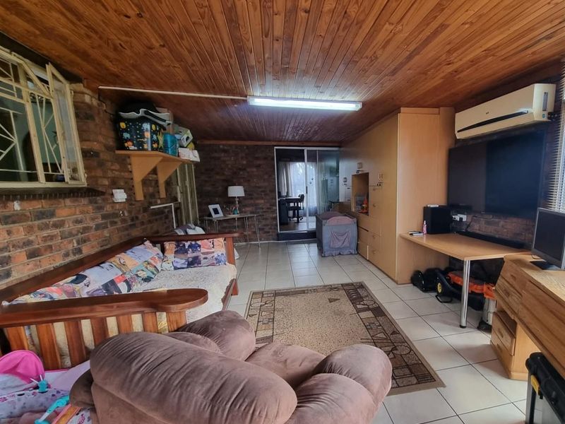3-Bedroom Family Home For Sale in Vanderbijlpark SE3 - Photo 5