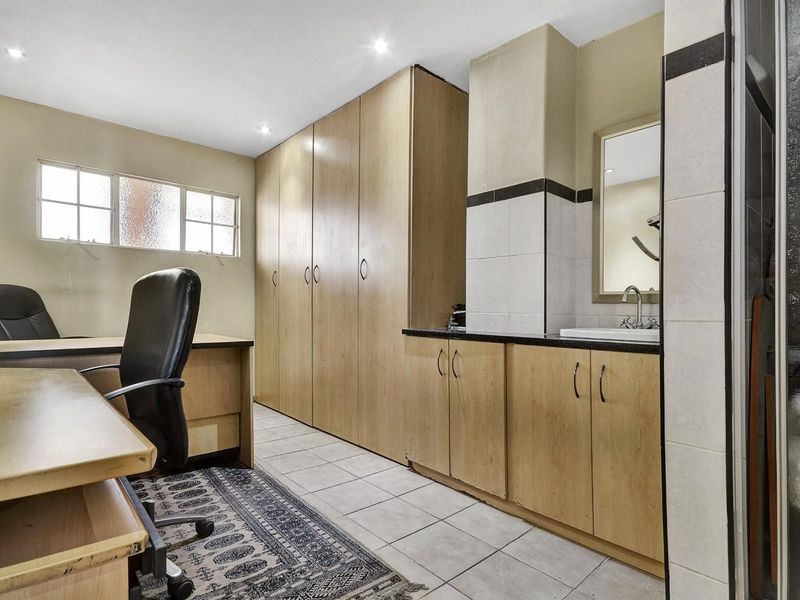 Apartment For Sale in Marshalltown, Johannesburg - Photo 3