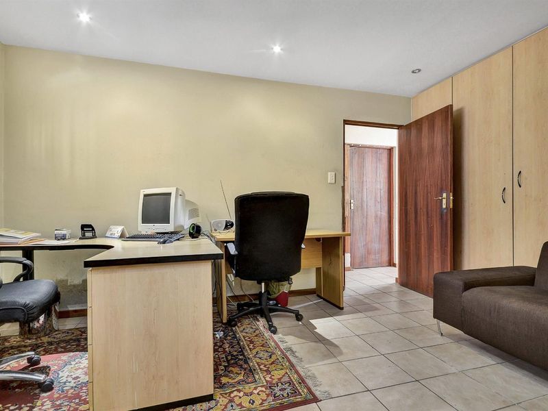 Apartment For Sale in Marshalltown, Johannesburg - Photo 4
