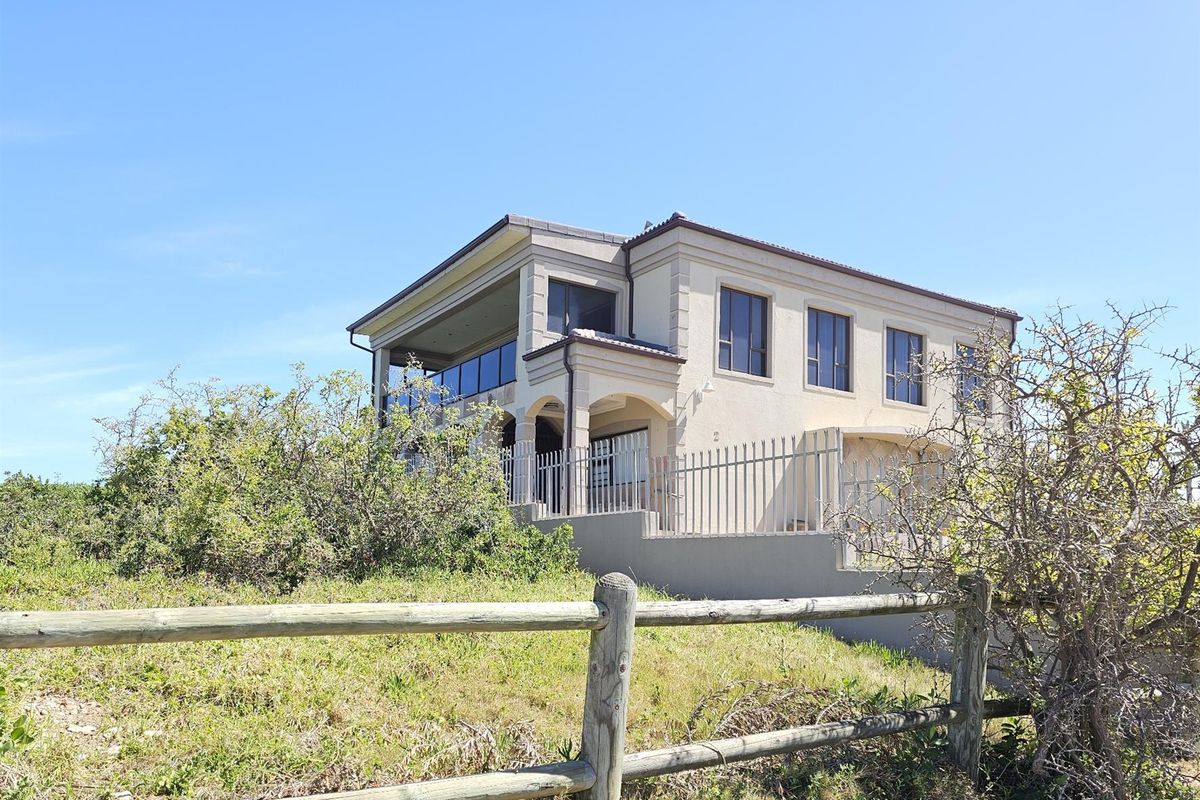 Exclusive Beachfront Estate | 7-Bedroom Luxury Home for Sale in Jeffreys Bay with Panoramic views - Photo 3