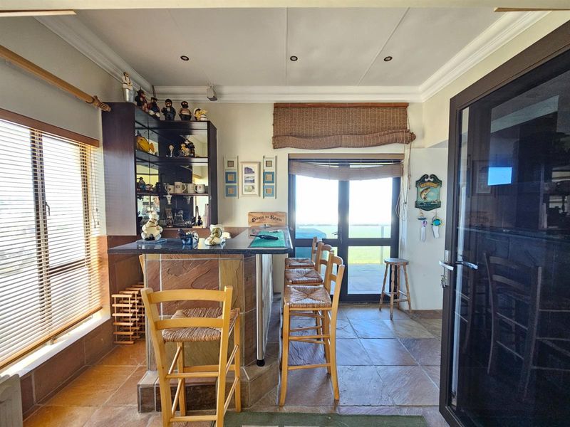 Exclusive Beachfront Estate | 7-Bedroom Luxury Home for Sale in Jeffreys Bay with Panoramic views - Photo 8