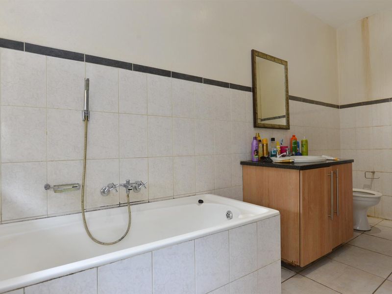 Apartment For Sale in Marshalltown, Johannesburg - Photo 5