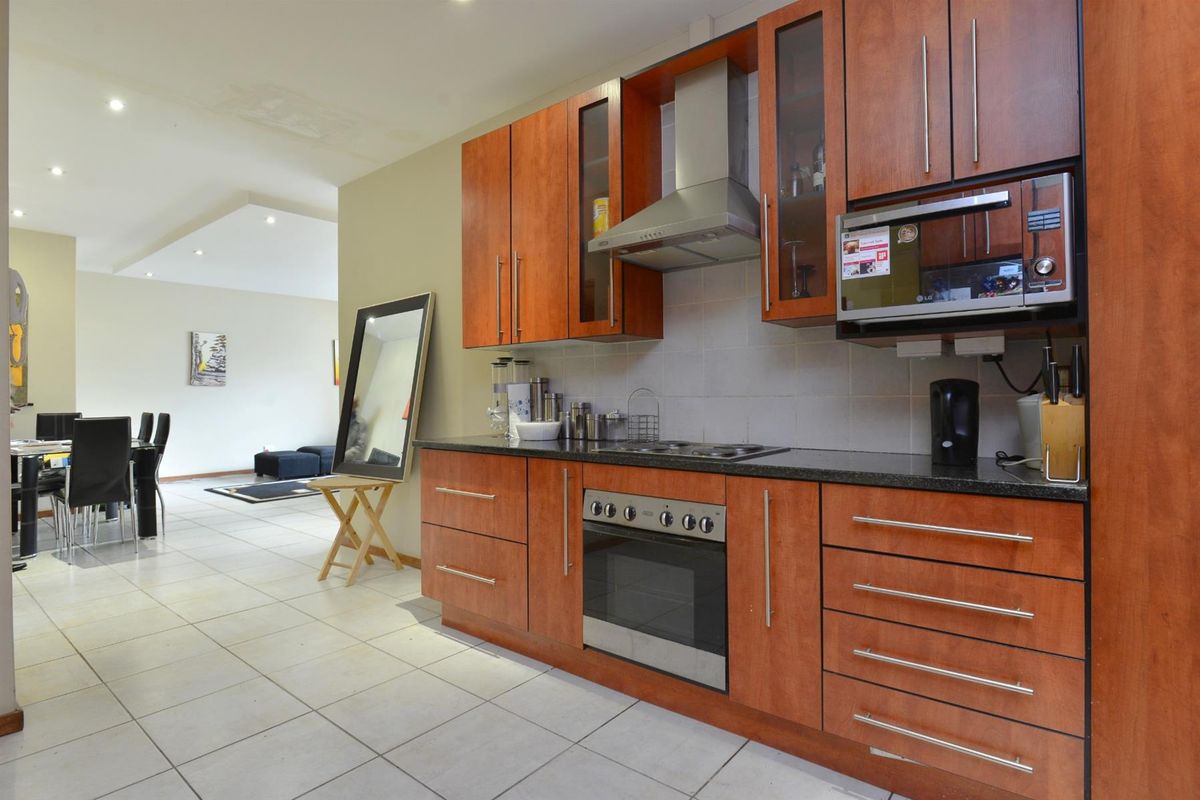 Apartment For Sale in Marshalltown, Johannesburg - Photo 2