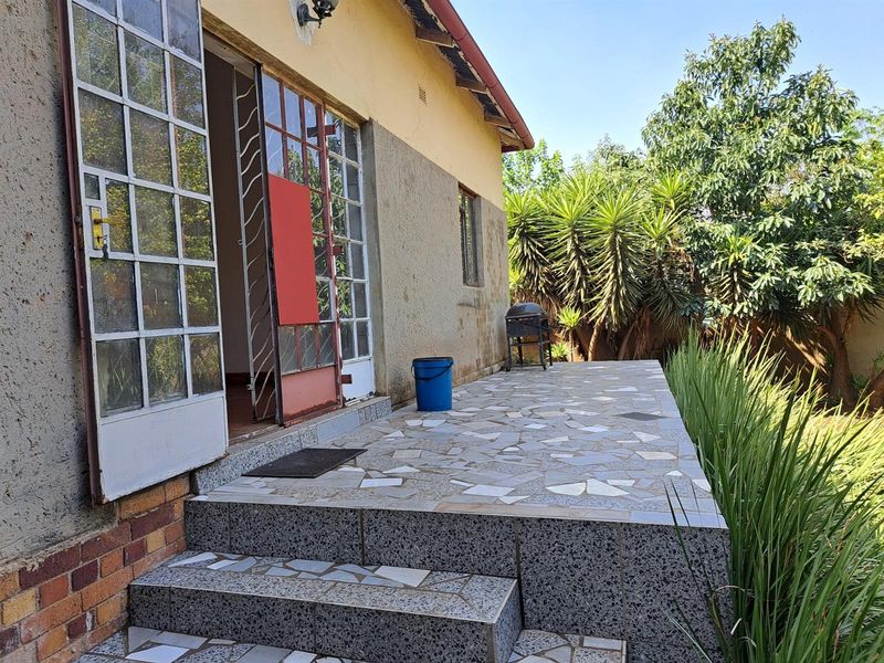 House For Sale in Bezuidenhout Valley, Johannesburg - Photo 2