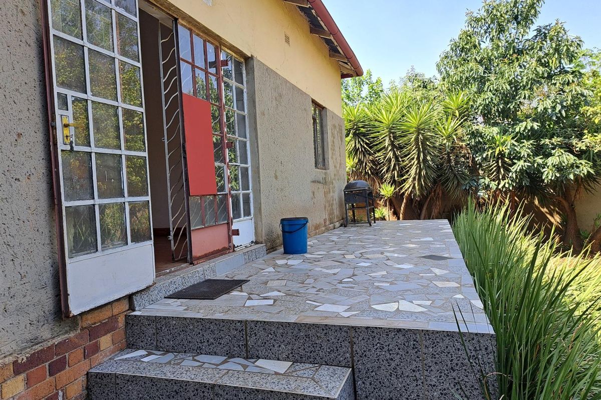 House For Sale in Bezuidenhout Valley, Johannesburg - Photo 2