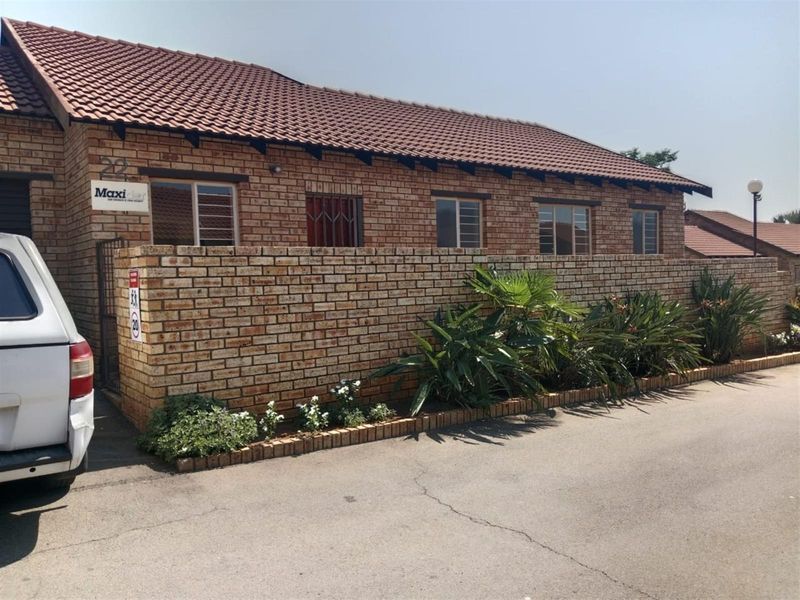 Three Bedroom house available in Cashan near shelly park school - Photo 1