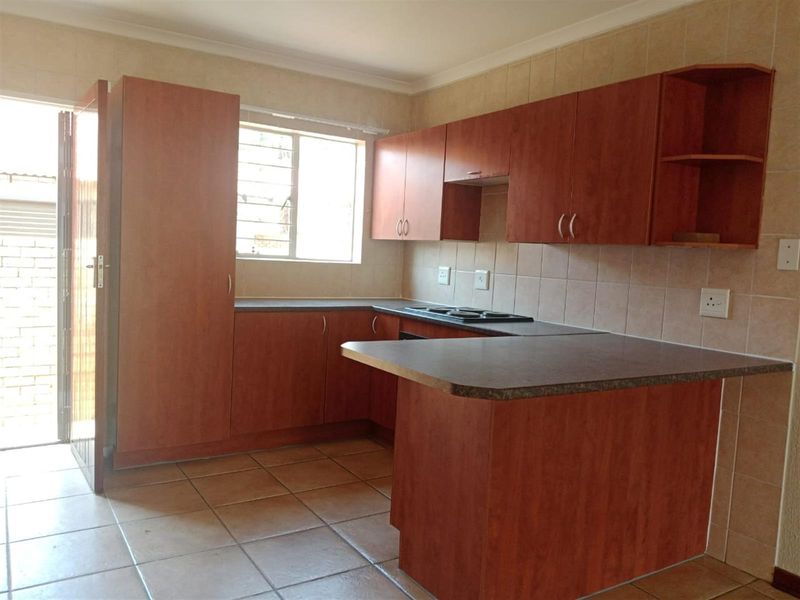 Three Bedroom house available in Cashan near shelly park school - Photo 9