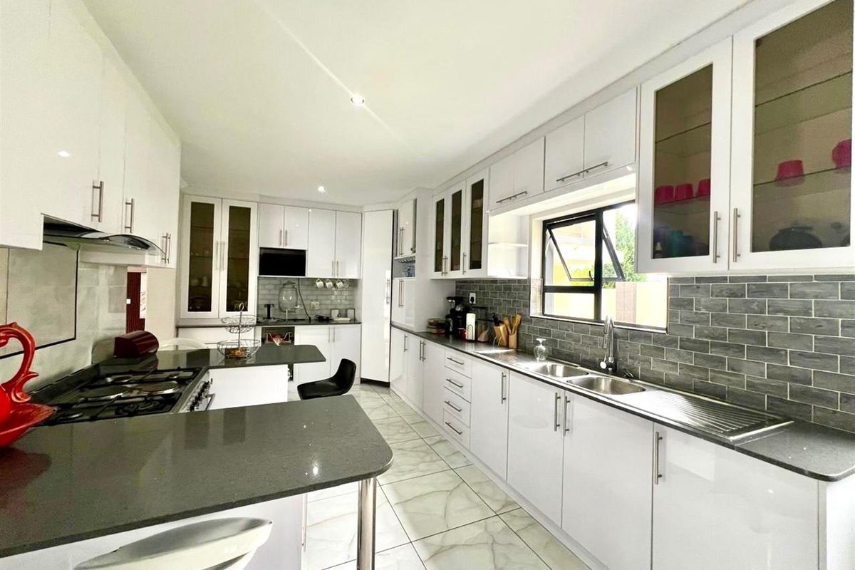 House For Sale in Xanadu Eco Park, Xanadu, Hartbeespoort, North West - Photo 2