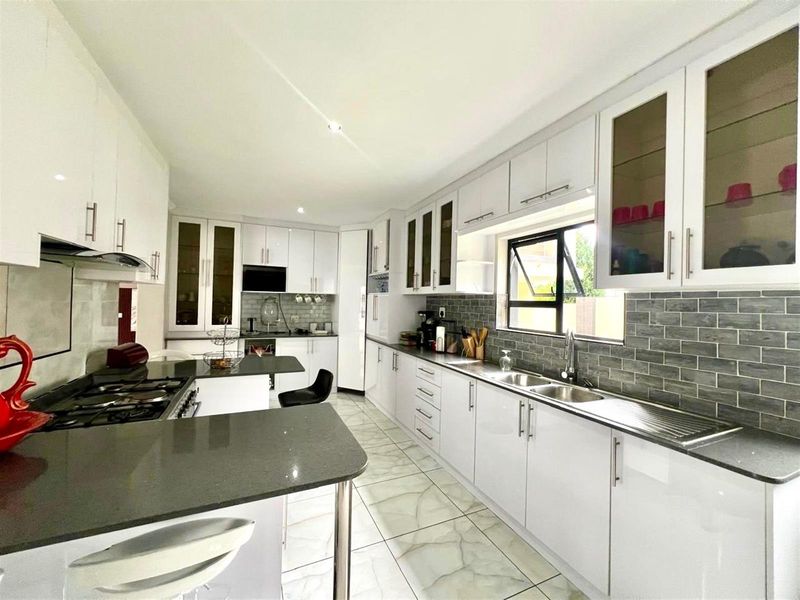 House For Sale in Xanadu Eco Park, Xanadu, Hartbeespoort, North West - Photo 2