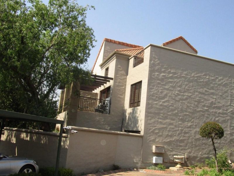 A North-Facing Spacious Loft Apartment - Photo 2