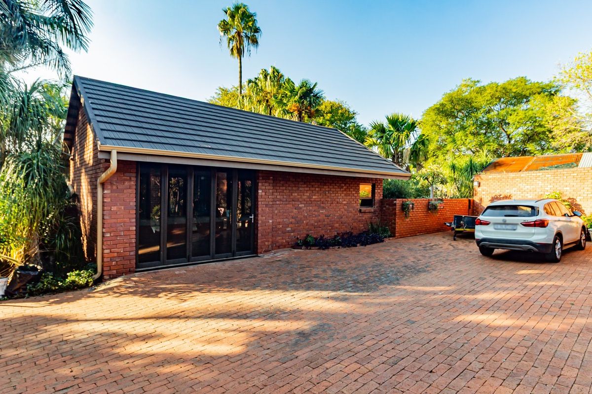 Luxury 35ha Lifestyle Farm with 2 Homes | 2 Flats | Business Opportunity | Vissershoek AH, Pretoria - Photo 2