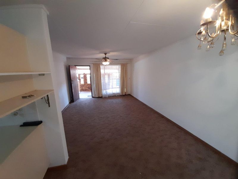 Townhouse For Sale in Amandasig, Akasia - Photo 2