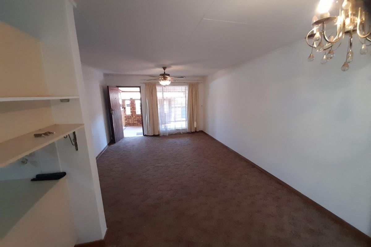 Townhouse For Sale in Amandasig, Akasia - Photo 2