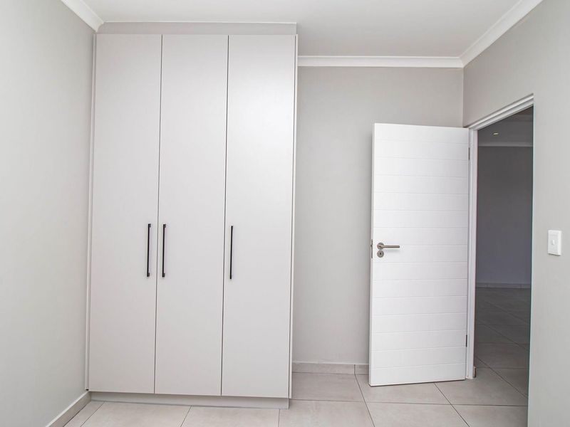 Modern 2-Bedroom Apartment with Ensuite - Close to Blouberg Beac - Photo 9