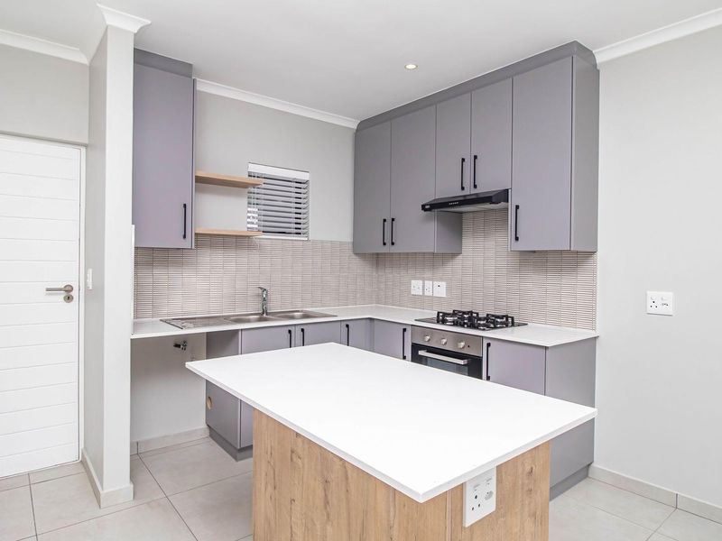 Modern 2-Bedroom Apartment with Ensuite - Close to Blouberg Beac - Photo 2