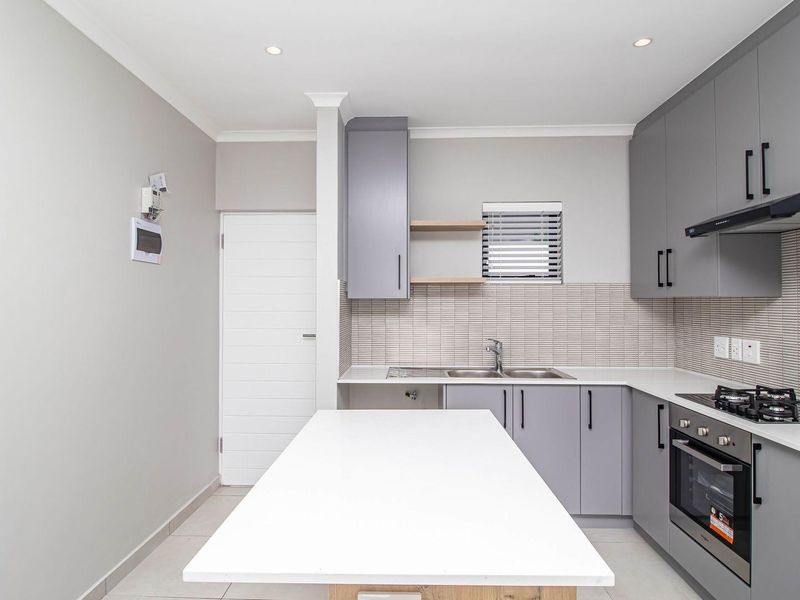 Modern 2-Bedroom Apartment with Ensuite - Close to Blouberg Beac - Photo 4