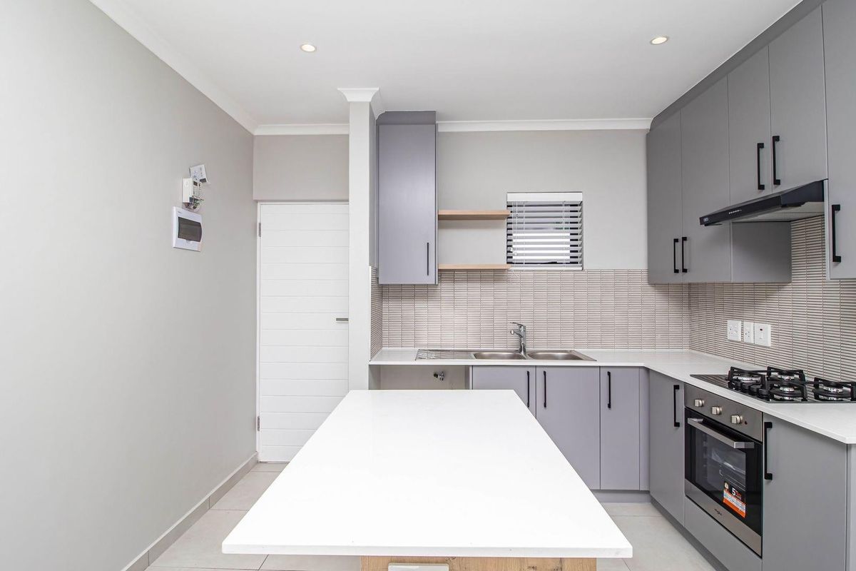 Modern 2-Bedroom Apartment with Ensuite - Close to Blouberg Beac - Photo 4