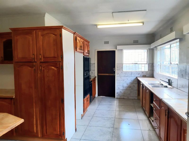 Five Beds, 2 Baths, Double Garage For Sale in Kelvin, Sandton - Photo 6