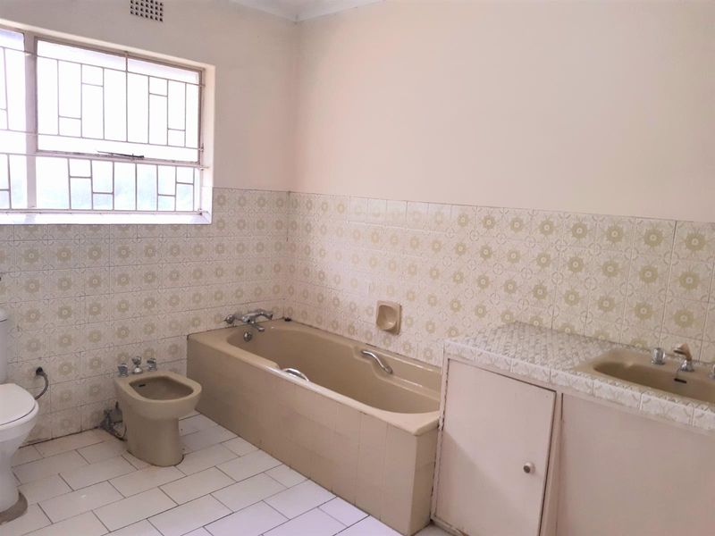 Five Beds, 2 Baths, Double Garage For Sale in Kelvin, Sandton - Photo 9