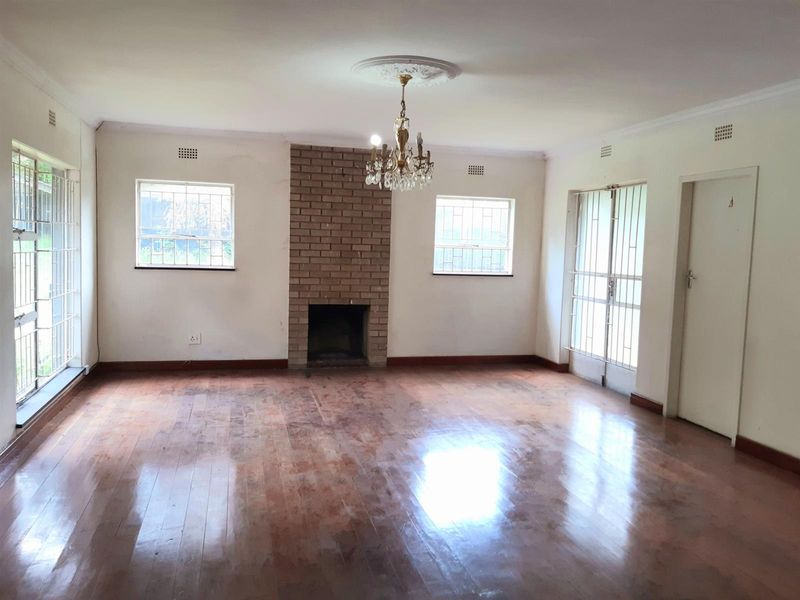 Five Beds, 2 Baths, Double Garage For Sale in Kelvin, Sandton - Photo 4