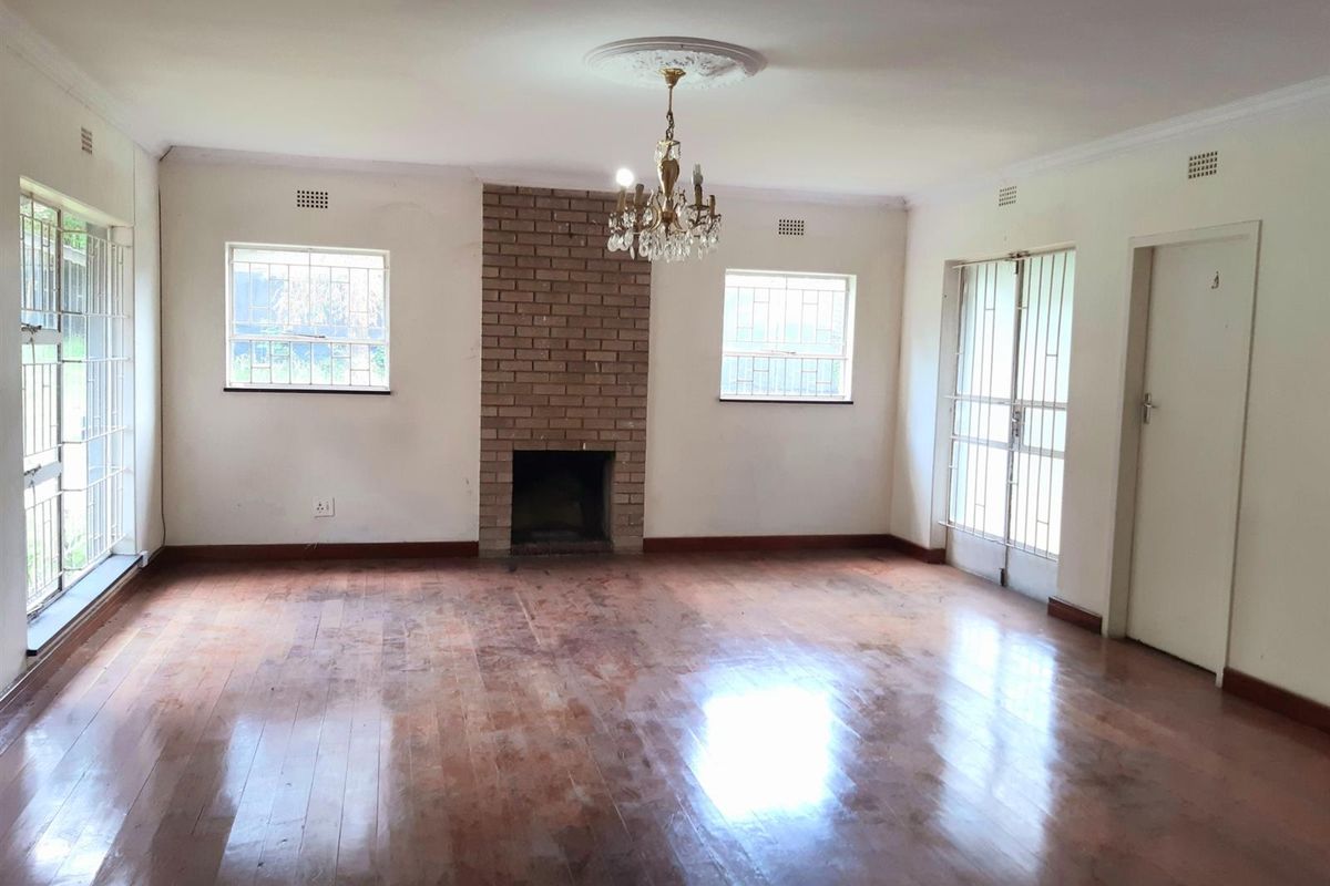 Five Beds, 2 Baths, Double Garage For Sale in Kelvin, Sandton - Photo 4