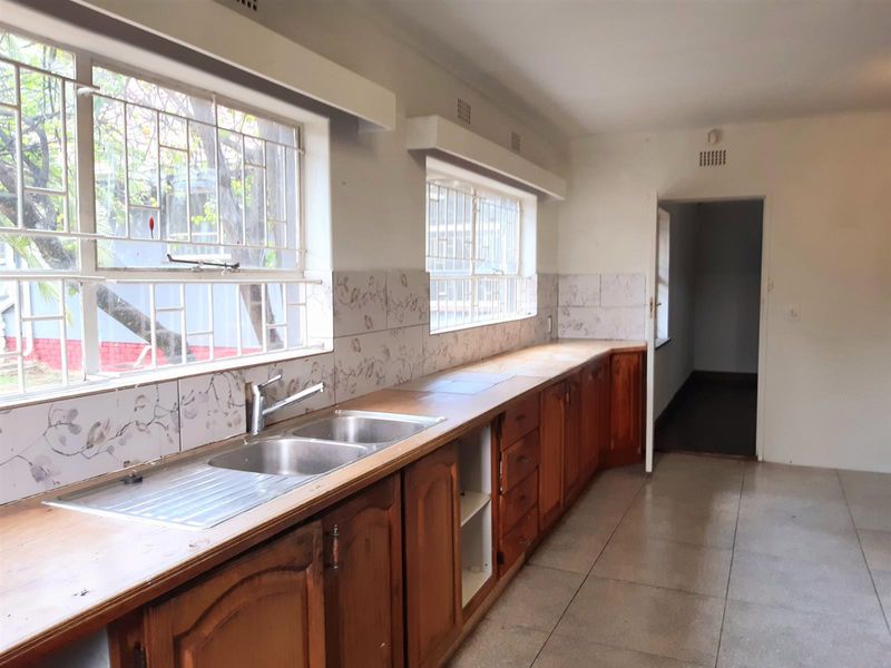 Five Beds, 2 Baths, Double Garage For Sale in Kelvin, Sandton - Photo 5