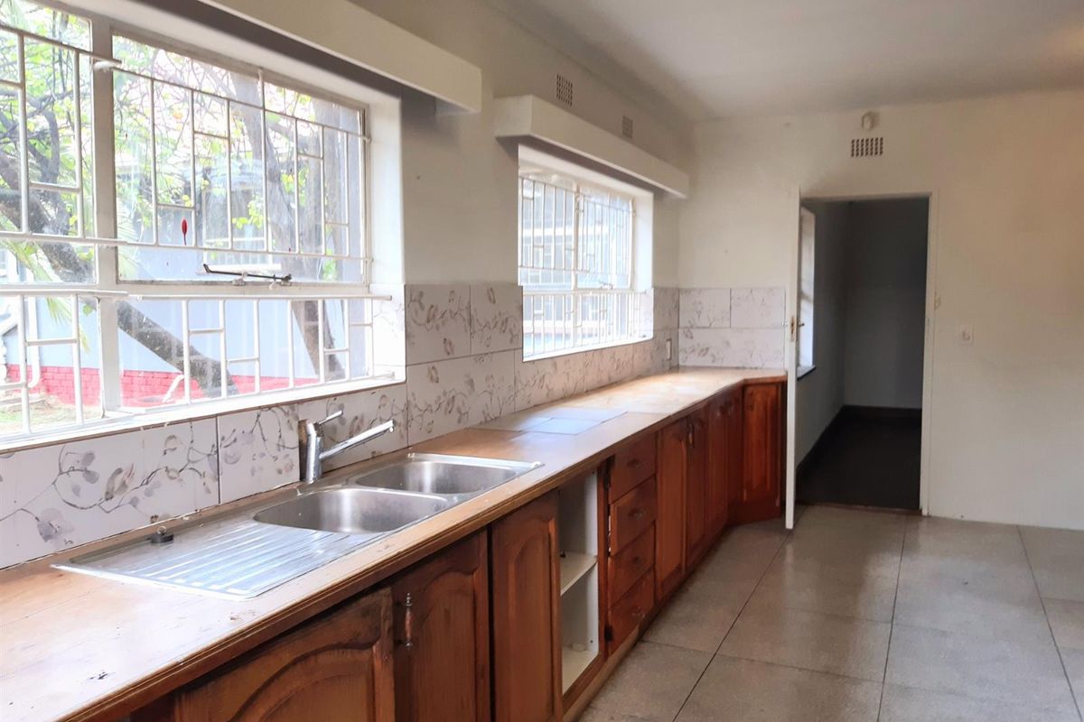 Five Beds, 2 Baths, Double Garage For Sale in Kelvin, Sandton - Photo 5