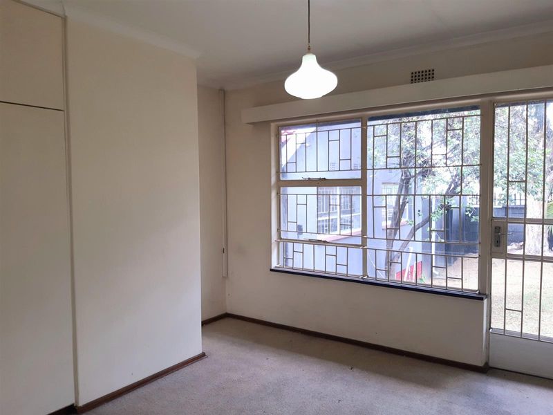 Five Beds, 2 Baths, Double Garage For Sale in Kelvin, Sandton - Photo 10