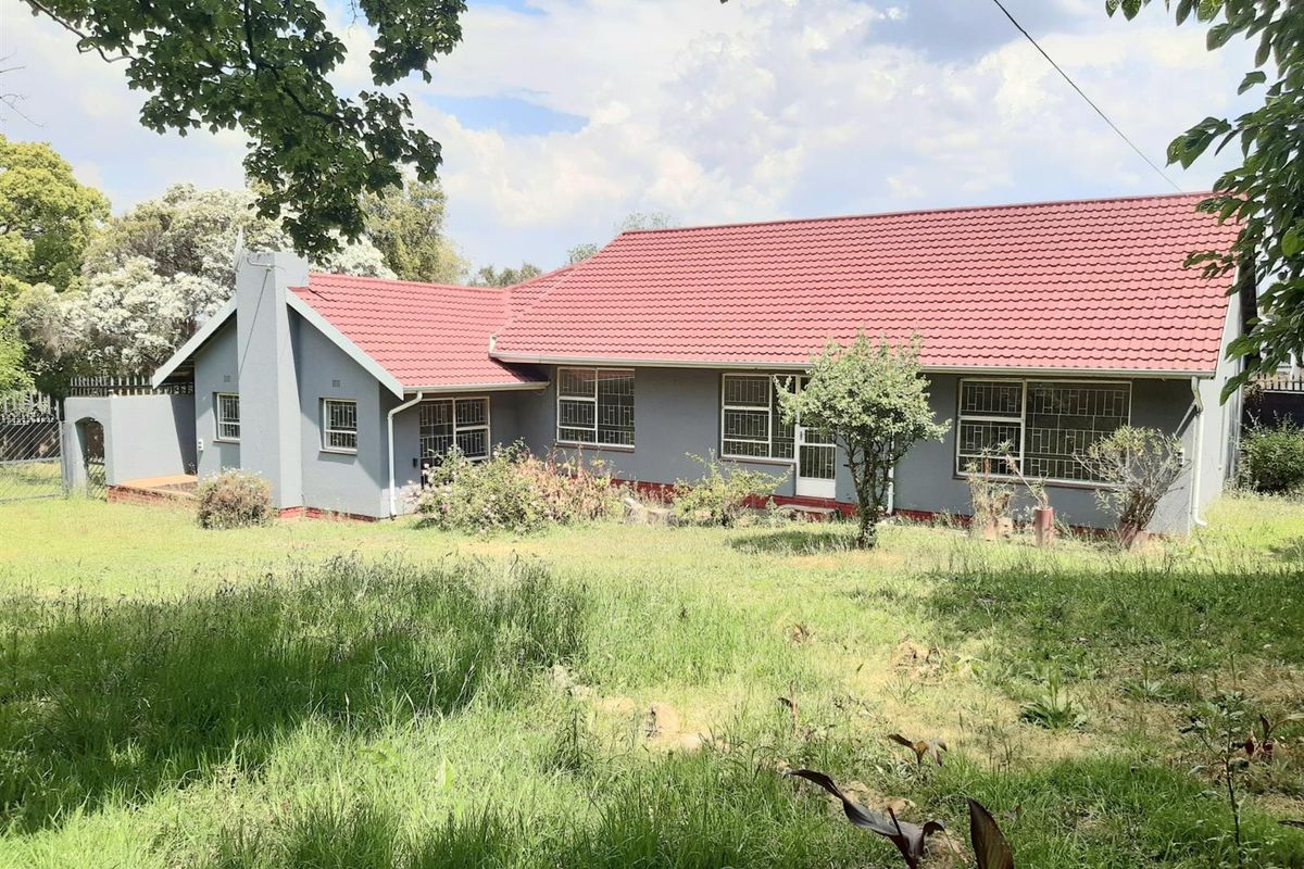 Five Beds, 2 Baths, Double Garage For Sale in Kelvin, Sandton - Photo 2