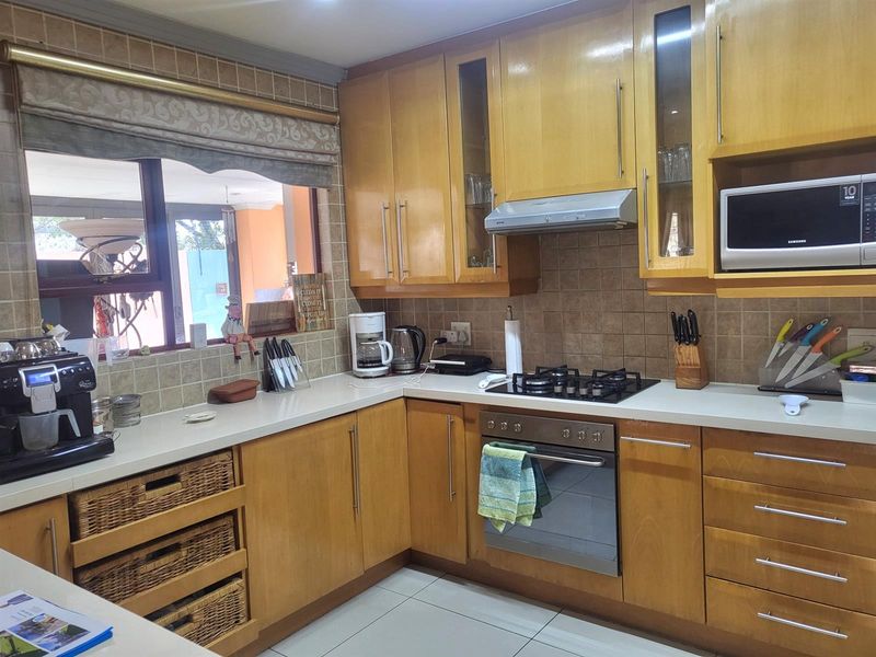 Modern 3-Bedroom Cluster Home in Prime Bedfordview Location - Photo 9