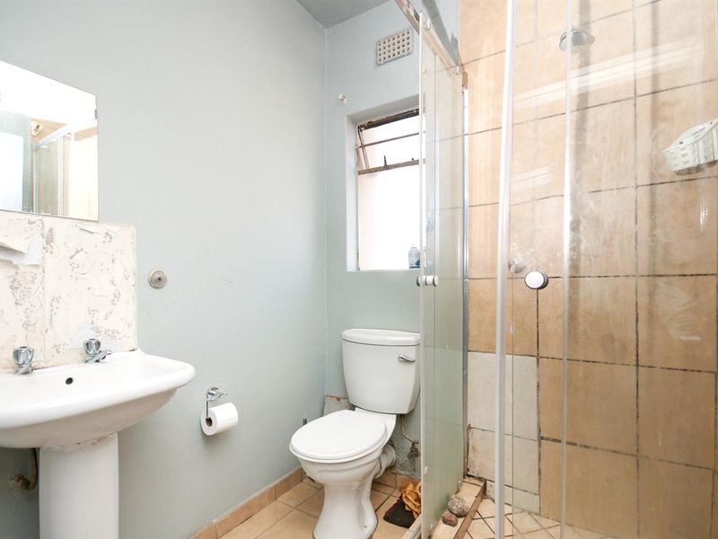 For Sale: 3-Bedroom Ground Floor Apartment in Jabulani - Photo 5