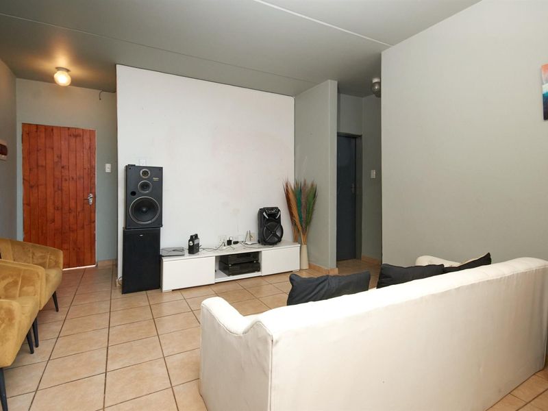 For Sale: 3-Bedroom Ground Floor Apartment in Jabulani - Photo 2