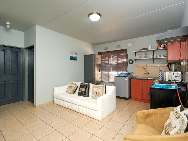 For Sale: 3-Bedroom Ground Floor Apartment in Jabulani - Photo 3