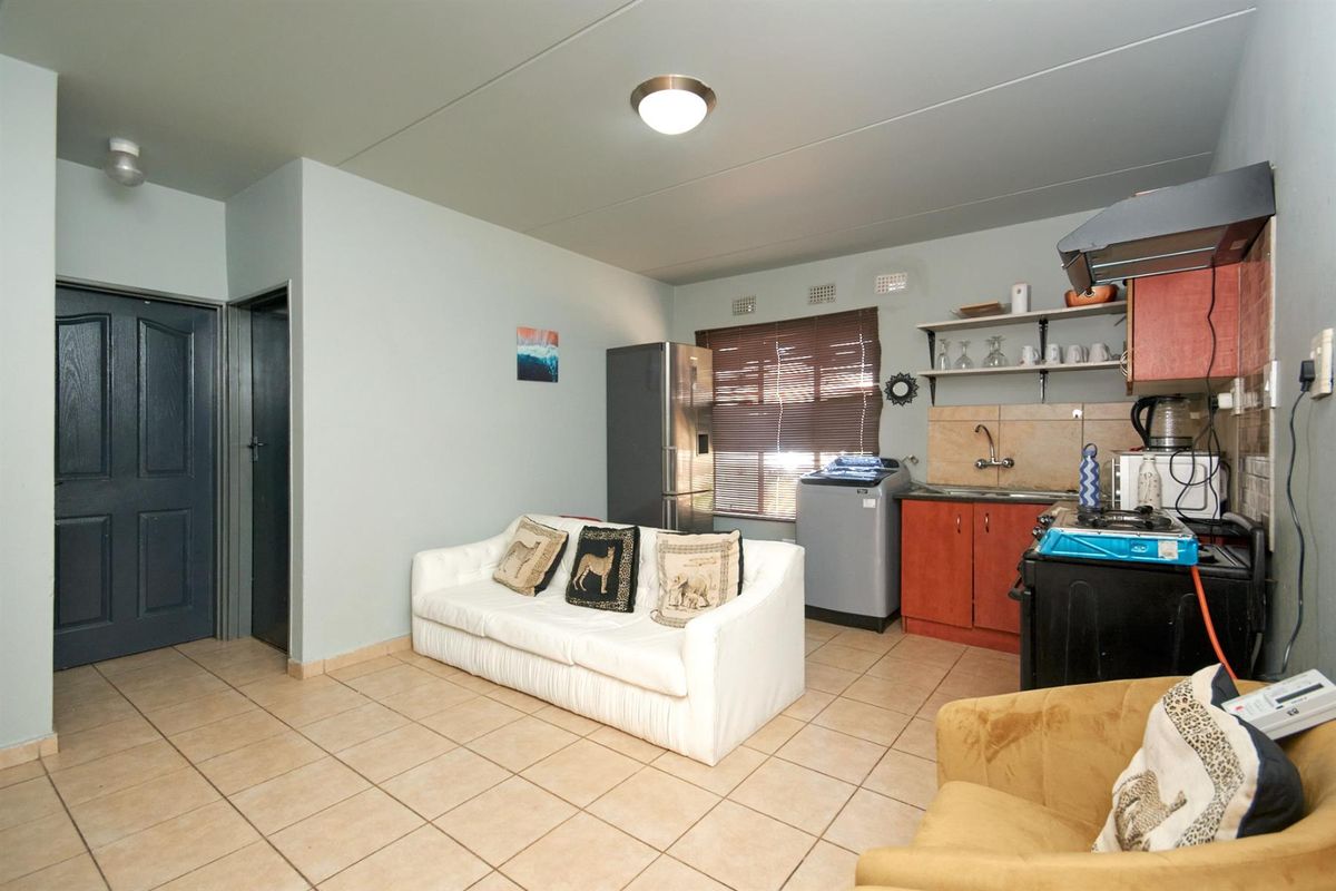 For Sale: 3-Bedroom Ground Floor Apartment in Jabulani - Photo 3