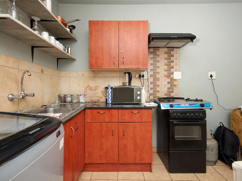 For Sale: 3-Bedroom Ground Floor Apartment in Jabulani - Photo 4